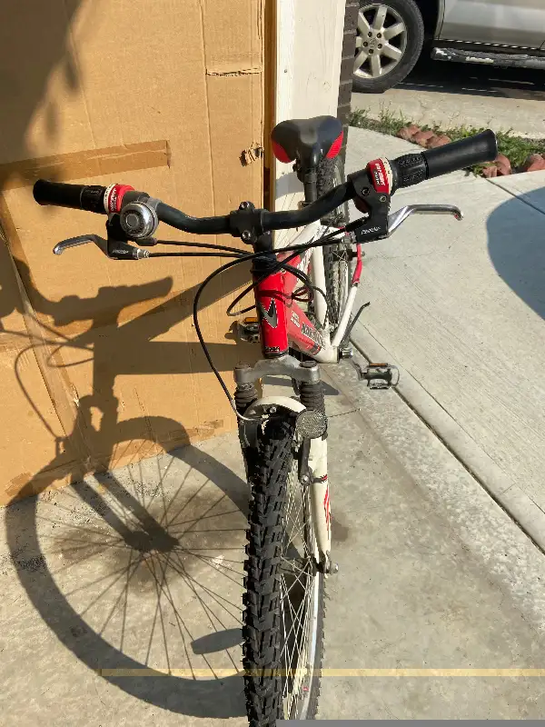 Nakamura Shockteam Shimano 21 speed bike in Road in Calgary - Image 4