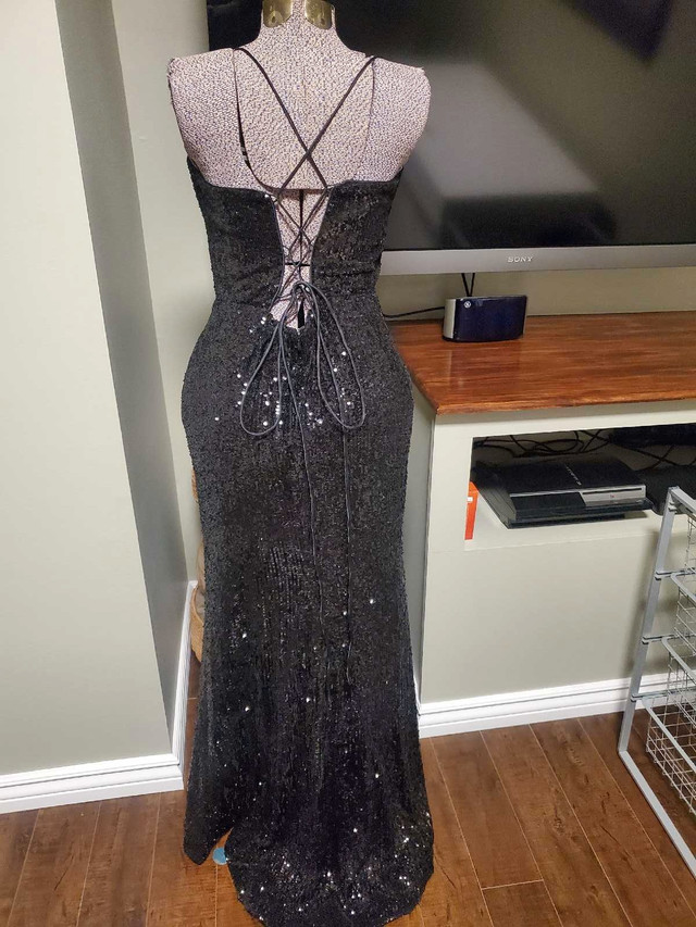 Robe de bal noire brillante dans Femmes - Robes et jupes  à Longueuil/Rive Sud - Image 2