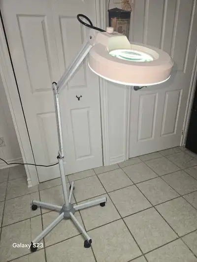 lampe esthéticienne ou autre, View more