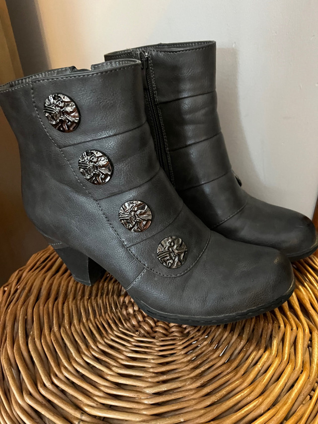 Vangelo leather boots in Women's - Shoes in Thunder Bay - Image 2