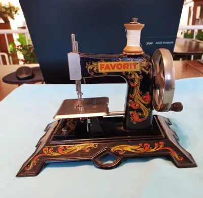 Je demandes 225$ pour cette magnifique petite machine à coudre jouet antique de fabrication Allemand...