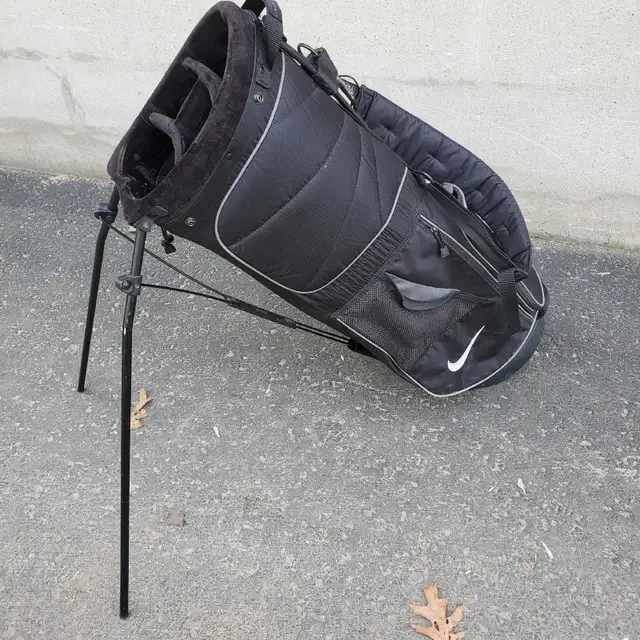 NIKE Stand Golf Bag with Back Straps Great condition in Golf in Barrie - Image 6