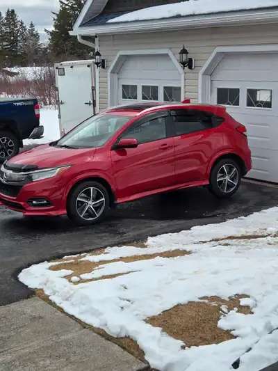 Honda HRV Touring 2020 Fully loaded . Sunroof , leather seat, GPS integrated, Hitch with winter tire...