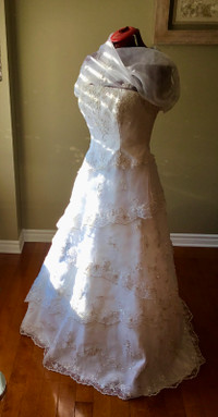 Sleeveless Victorian Style Wedding Dress, size 12