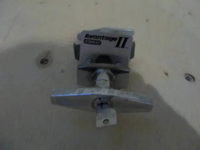 Poignée porte de garage Stanley in Windows, Doors & Trim in Longueuil / South Shore - Image 2