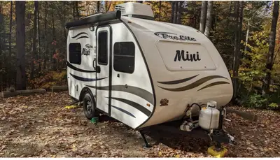 Achetée neuve en 2022, cette roulotte est en état impeccable. Elle n’a jamais vu l’hiver, toujours e...