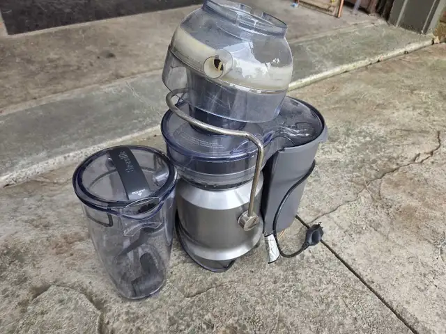 BREVILLE Juicer (BJE430SIL) in Processors, Blenders & Juicers in Hamilton - Image 4