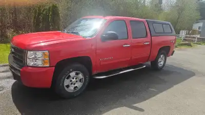 2011 Silverado 4 door crew cab 4.8 auto,pw,pl,ac,ps,pb,heated mirrors. Has a canopy 5 foot box. Tire...
