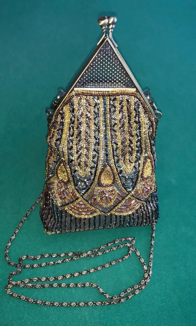 Beaded bag in Bags & Luggage in Delta/Surrey/Langley - Image 3