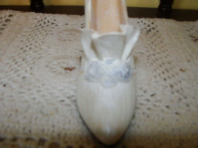 Très beau soulier en céramique, couleur blanc dans Art et objets de collection  à Laval/Rive Nord - Image 3
