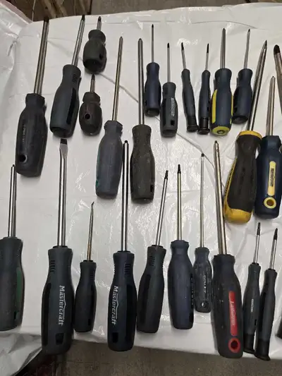 Almost 100 screwdrivers in very good shape all sizes and different heads for any application.