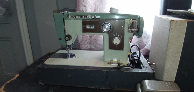 Sewing machine in Hobbies & Crafts in Ottawa - Image 2