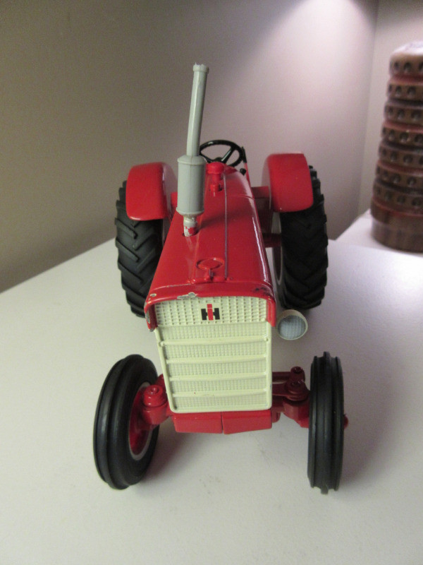 Case IH 560 Red toy Tractor, made in 1999, pick up only. in Toys & Games in Timmins - Image 2