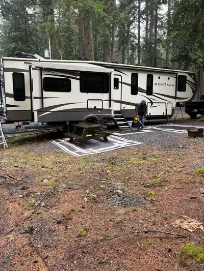 Private seller! I'm selling my 2017 Montana 3950BR fifth wheel, which is in excellent condition and...