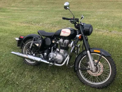 This is a used 2013 Royal Enfield Classic 500, a vintage-inspired motorcycle with a 500cc engine, of...