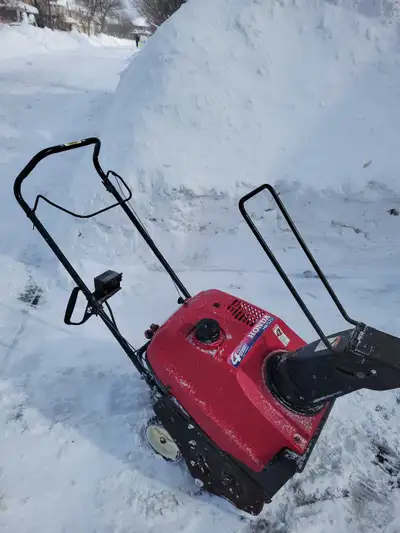 HONDA HS520 SNOWBLOWER & electric starter , View more