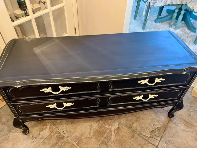 Black Distressed / Rustic French Provincial Blanket Chest in Dressers & Wardrobes in Edmonton - Image 2