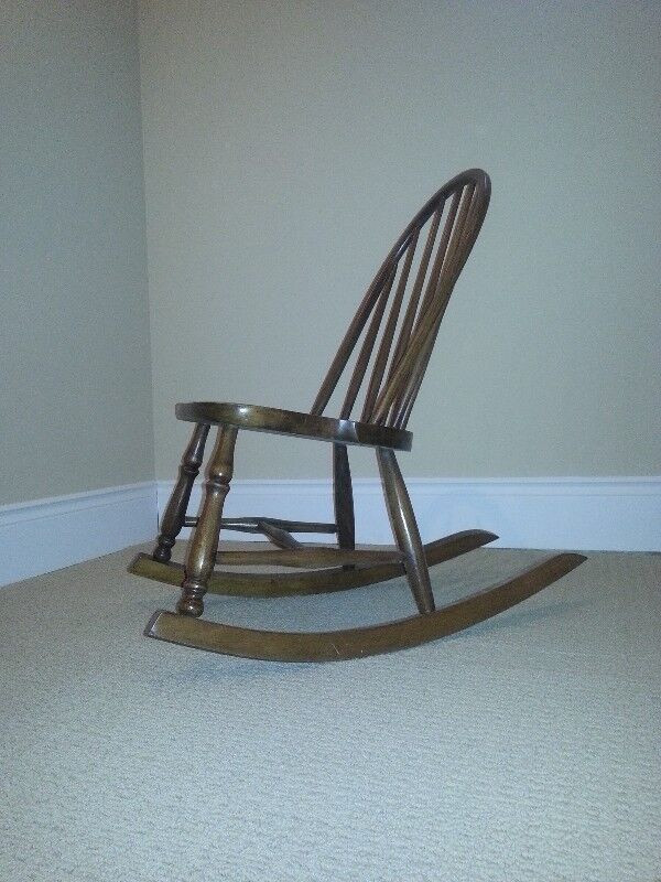 Antique Windsor Rocking Chair in Chairs & Recliners in Markham / York Region - Image 3