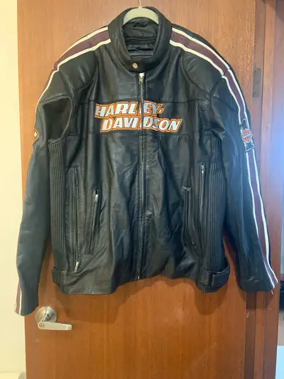 Black Harley Davidson leather jacket, 2 front zippered pockets, 2 zippered air pockets,expandable le...