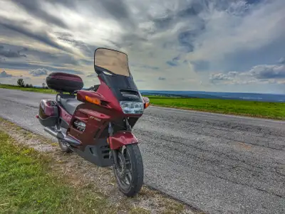 Honda ST 1100 2002 ,63000 km ,Fonctionne bien ,Légère imperfection esthétique. Pneu avant arrière tr...