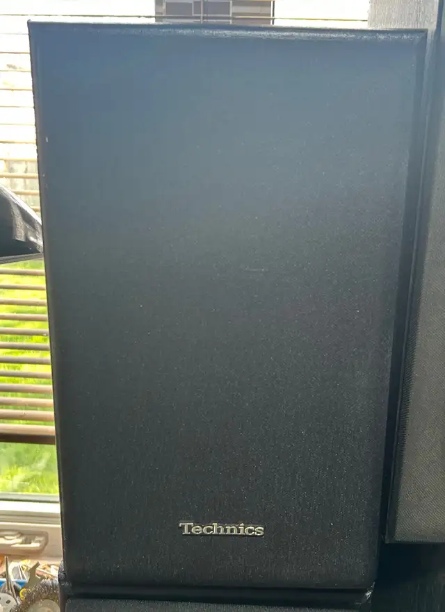 Vintage Technics SB-LX10 is a compact, 2-way bookshelf speakers in Speakers in Mississauga / Peel Region - Image 4
