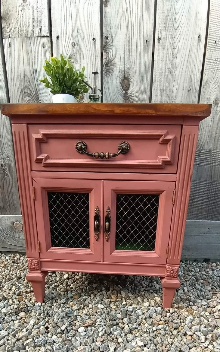 Petite armoire revalorisée******VENDU******** Autres tables Laval