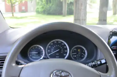 2004 Toyota Sienna CE, 3.3L V6, 346 900 km, 7 seats, beige interior and exterior. The two center sea...