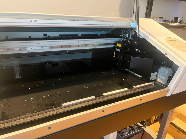 Roland VersaUV LEF2-300 30" UV Benchtop Flatbed Printer in Other Business & Industrial in Kitchener / Waterloo - Image 4