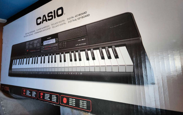 Piano casio  ct-x700 avec trepieds neuf dans Pianos et claviers  à Saguenay