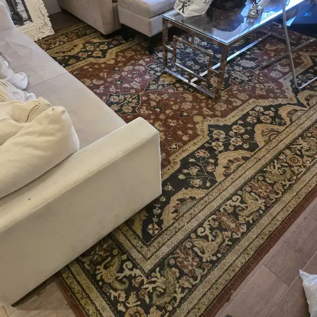 Large Persian rug.  approximately 9x12',7" feet in Rugs, Carpets & Runners in Markham / York Region - Image 4