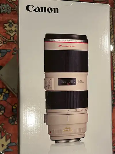 * Canon EF 70-200mm F/2.8L IS II USM Lens in Excellent Condition! * * Bearly Used * * Lens Hood Incl...
