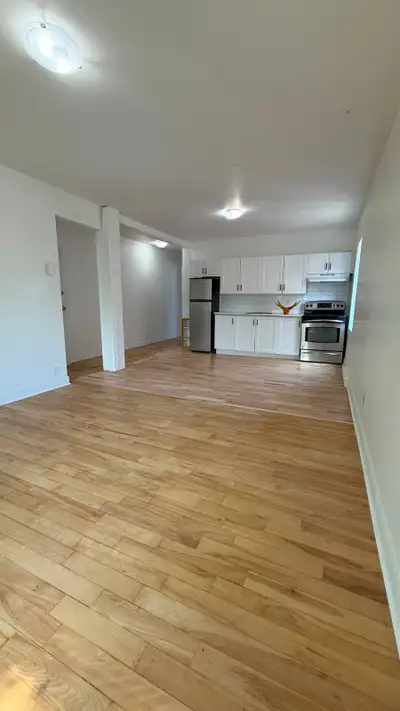 Bright and spacious 4 1/2 apartment located on the 2nd floor of a well-maintained 5-plex in a very c...