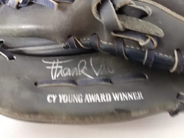 Vintage Blue Spalding Frank Viola Cy Young Baseball Glove in Arts & Collectibles in Kitchener / Waterloo - Image 4