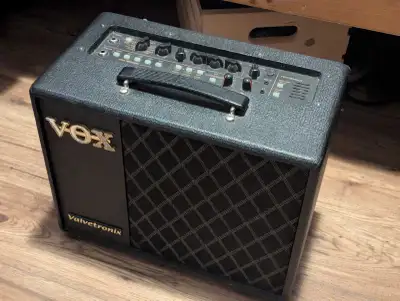 Vox Guitar amp. Lightly used, great condition.