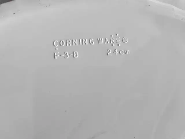 2 Corningware French White Quiche/ Pie Dishes in Kitchen & Dining Wares in Mississauga / Peel Region - Image 4