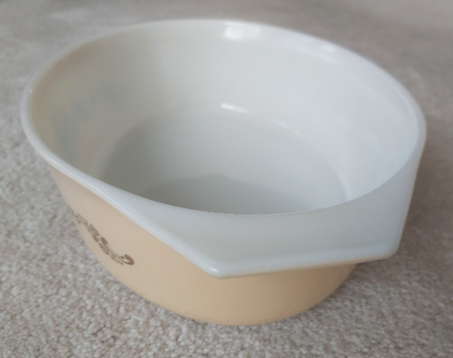 Pyrex Golden Rose Promo (045) 2.5 Quart Casserole with Cradle in Arts & Collectibles in Burnaby/New Westminster - Image 4