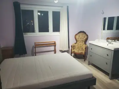 Large bedrooms to let in newly renovated comfortable home. Washer dryer. Internet. Indoor parking sp...