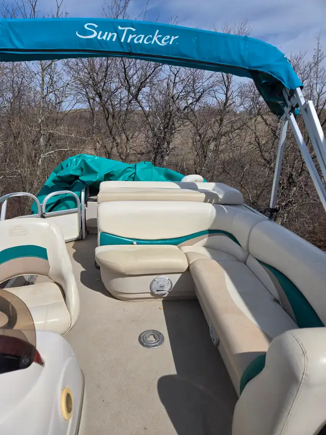 2012 21 ft Pontoon boat. Fishing barge with 60hp motor big foot. in Powerboats & Motorboats in Regina - Image 7