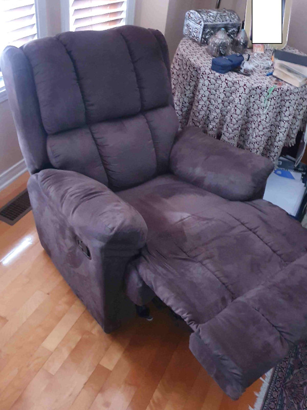 Price Reduced !!!  Chamois Recliner dans Chaises, Fauteuils inclinables  à Laval/Rive Nord - Image 2