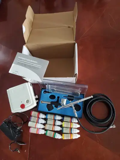 Cet ensemble complet d'aérographe avec compresseur modèle TC-100 est en condition usagée, mais prêt...