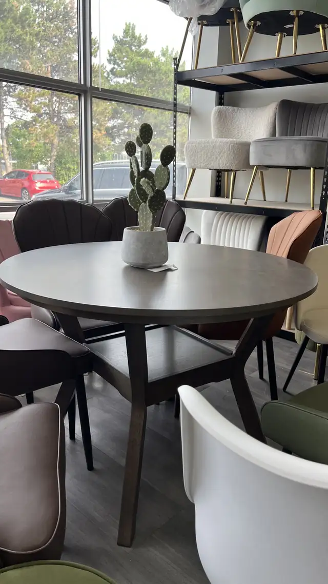 Beautiful round rubber wood dining table in Dining Tables & Sets in Markham / York Region - Image 4