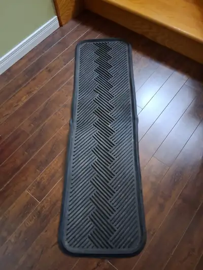 tapis arrière pour Van, VUS ou camionnette en 14 po largeur x 48 po longueur 15$ argent comptant mer...