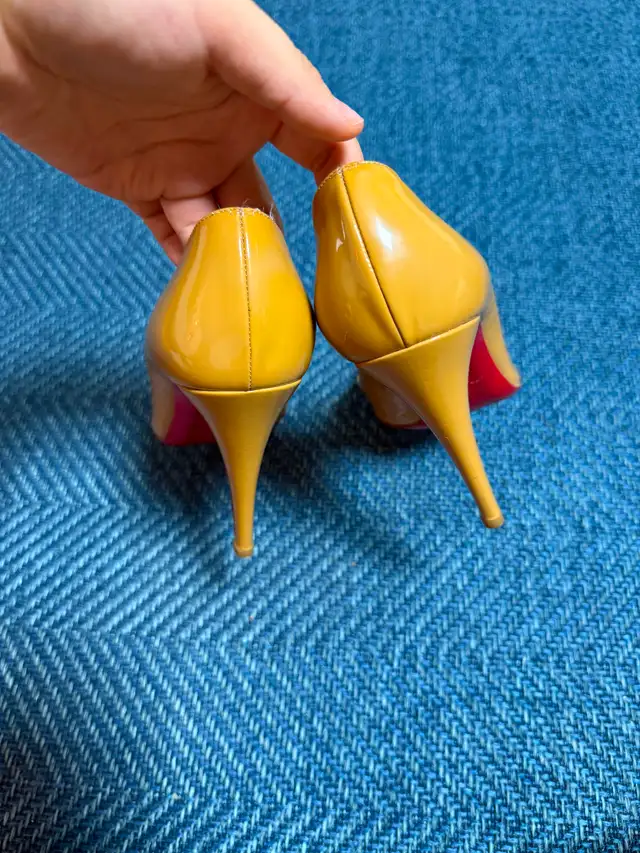 Christian Louboutin Simple Pump 100 – Size 38.5 (Nude Patent) in Women's - Shoes in City of Toronto - Image 4