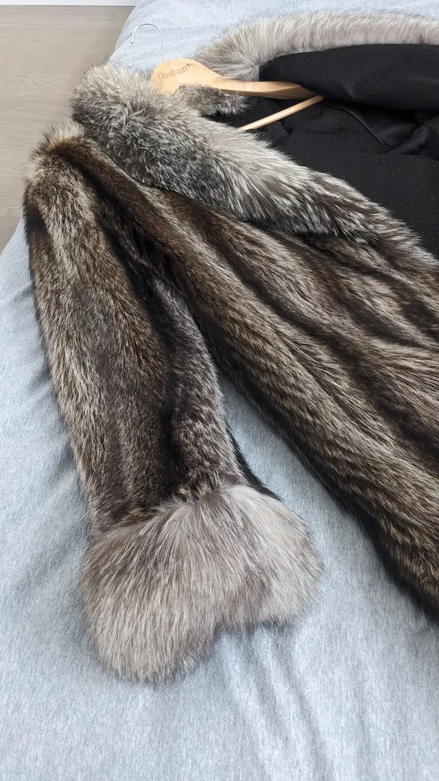 Beautiful Full-Length Raccoon Fur Coat with Fox Trim in Women's - Tops & Outerwear in Markham / York Region - Image 3