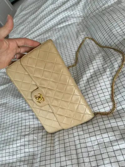 Sac Chanel. J’ai la carte d’authenticité et le certificat d’authenticité daté de 2019. En cuir d’agn...