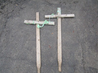 2 croix de cimetière décoration extérieur de Halloween