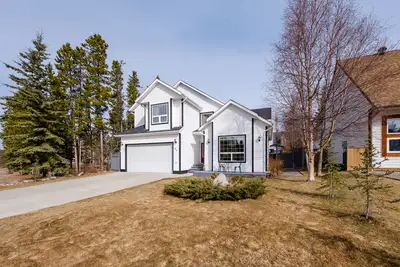 Available: September 1, 2026 Rent: $3,600/month + utilities Bedrooms: 3 Bathrooms: 3 Size: Approxima...