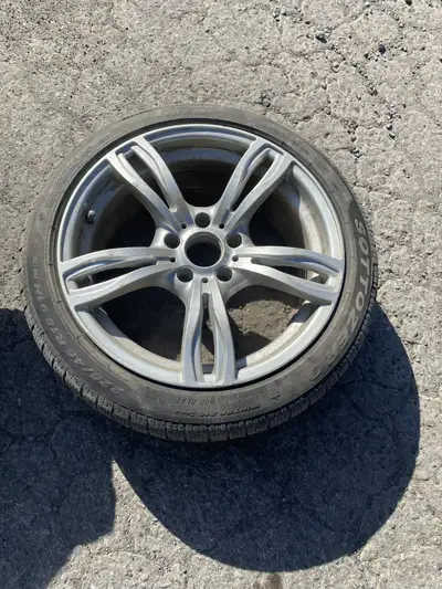 4 BMW Winter Run Flats on Rims ($800) One rim slightly damaged Pirelli Sottozero Run Flats 225 45R18...