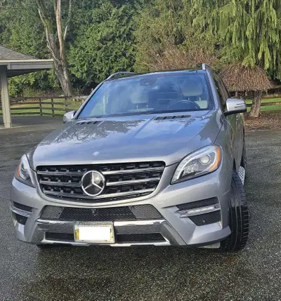 Rare, lady-driven Mercedes ML550 4MATIC. This top-of-the-line W166 is the last of the non-AMG V8s. M...
