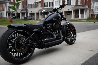 No time to ride so I am selling my showroom condition 2023 Harley Breakout. Only 1800 km. One-of-a -...